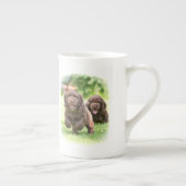 DIBBLEの骨灰磁器のマグ"一見彼が"来ている。 ボーンチャイナマグカップ (右)