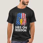 Dibs on Freedom 4th of July US Flag Firecrackers Tシャツ (正面)