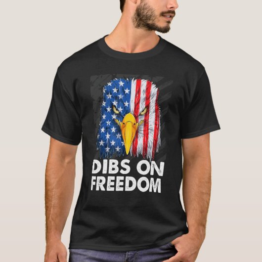 Dibs on Freedom 4th of July US Flag Firecrackers Tシャツ (正面)