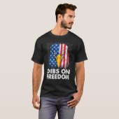 Dibs on Freedom 4th of July US Flag Firecrackers Tシャツ (正面フル)