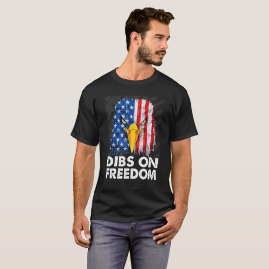 Dibs on Freedom 4th of July US Flag Firecrackers Tシャツ (正面フル)