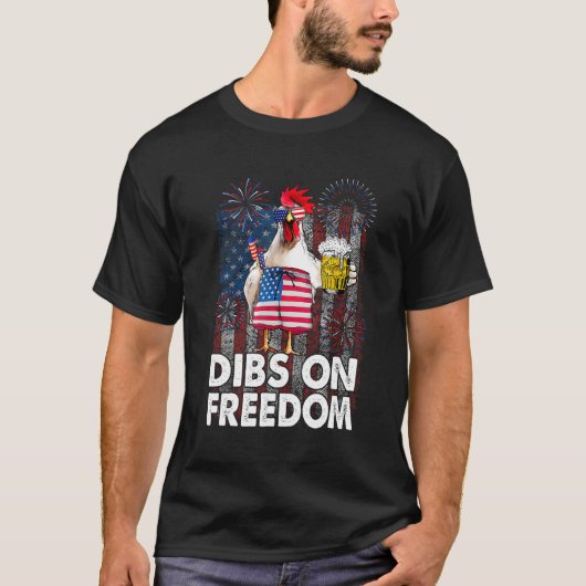 Dibs on Freedom Chicken 4th of July US Flag Firecr Tシャツ (正面)