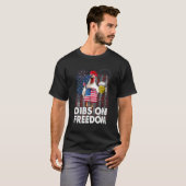 Dibs on Freedom Chicken 4th of July US Flag Firecr Tシャツ (正面フル)