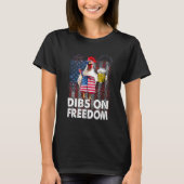 Dibs on Freedom Chicken 4th of July US Flag Firecr Tシャツ (正面)
