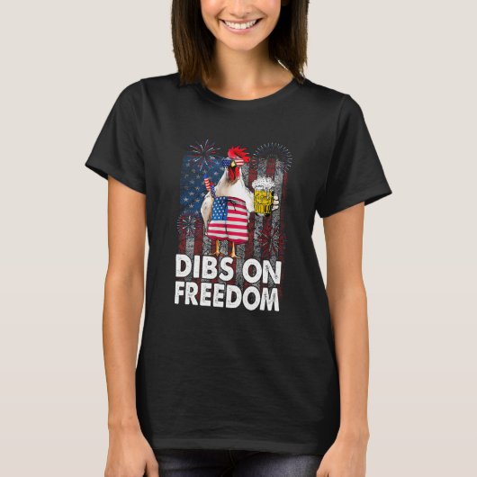Dibs on Freedom Chicken 4th of July US Flag Firecr Tシャツ (正面)