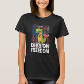 Dibs on Freedom Dinosaur 4th of July US Flag Firec Tシャツ (正面)