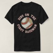 Dibs On The First Baseman Funny Baseball Wife Husb Tシャツ (デザイン正面)