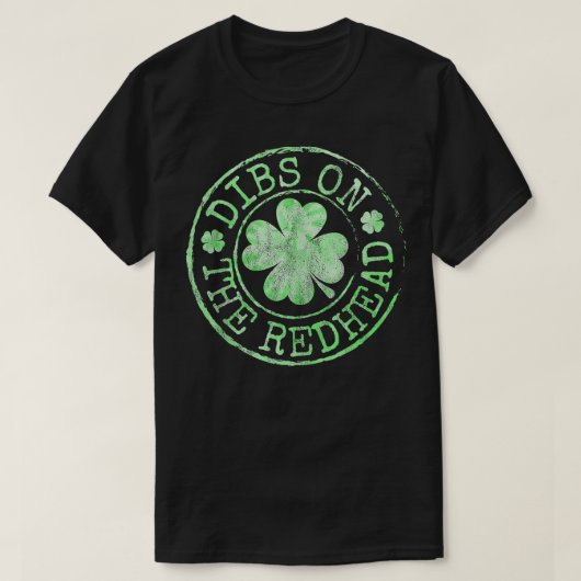 Dibs On The Redhead おもしろい Clovers Stamp St Patrick Tシャツ (デザイン正面)