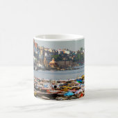 Die Ghats von Varanasi am Ganges コーヒーマグカップ (中央)
