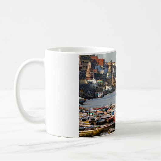 Die Ghats von Varanasi am Ganges コーヒーマグカップ (左)