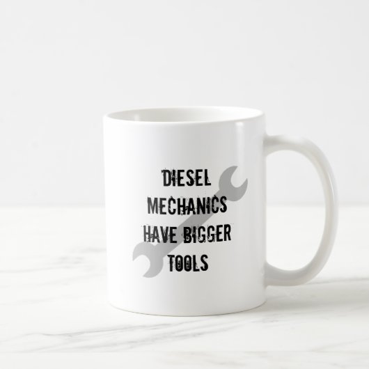 Diesalの整備士はより大きい用具を持っています コーヒーマグカップ (右)