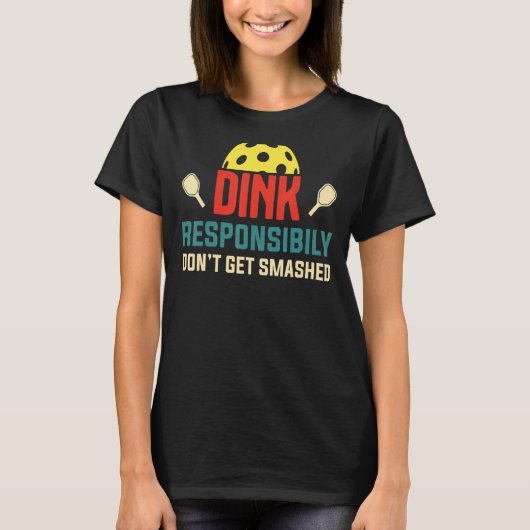 Dinkは責任を持って粉砕ピックボールのファンを取得しない Tシャツ (正面)