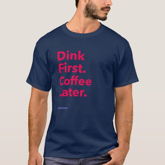 Dink First. Coffee Later - ピックルボールとコーヒー Tシャツ (正面)