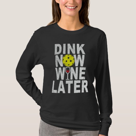 Dink Now Wine Later おもしろい Pickleball Wine Pickleba Tシャツ (正面)