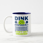 Dink Responsibly Don't Get Smashed Pickleball ツートーンマグカップ (左)