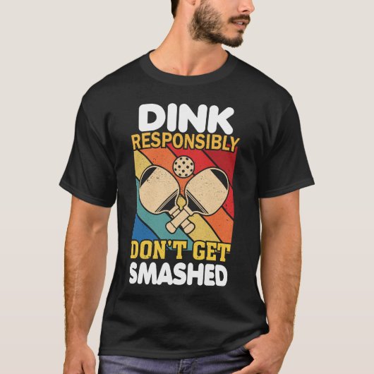 Dink Responsibly Funny Slogan For Pickleball Playe Tシャツ (正面)