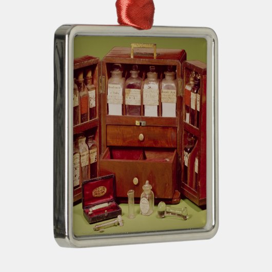 Dinneford家族の化学者による医学の箱 メタルオーナメント (右)