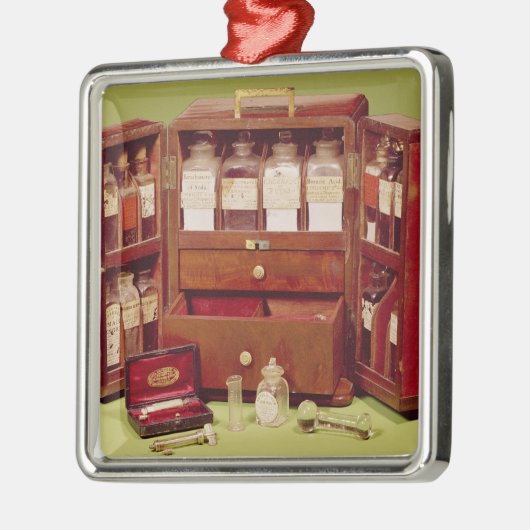 Dinneford家族の化学者による医学の箱 メタルオーナメント (左)