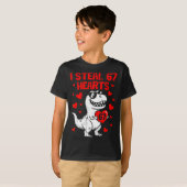Dino Holding Heart I Steal 67 Hearts Funny Six Sev Tシャツ (正面フル)