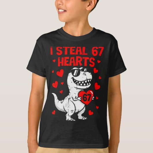 Dino Holding Heart I Steal 67 Hearts Funny Six Sev Tシャツ (正面)