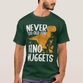Dino Nuggetsの変なシャツには決して古すぎる Tシャツ (正面)