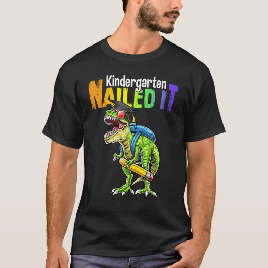 Dino Trex Kindergarten Nailed It Graduation Boy Ki Tシャツ (正面)
