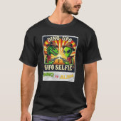 Dino UFO Selfie: Dino vsエイリアン(Man T-shirt) #06 Tシャツ (正面)