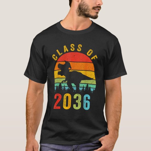 Dinosaur Class Of 2036 First Day Kindergarten Boys Tシャツ (正面)