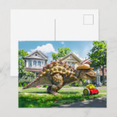 Dinosaur Mowing Lawn in Suburbia シーズンポストカード (正面/裏面)