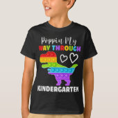 Dinosaur Poppin My Way Through Kindergarten Tシャツ (正面)