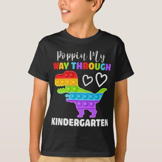 Dinosaur Poppin My Way Through Kindergarten Tシャツ (正面)