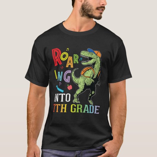 Dinosaur Student Roaring Into 7th Grade First Day  Tシャツ (正面)