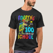 Dinosaur T Rex Roaring Into 100 Days Of School Tea Tシャツ (正面)