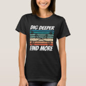 Dirt Fishing Dig Deeper Find more Metal Detecting Tシャツ (正面)