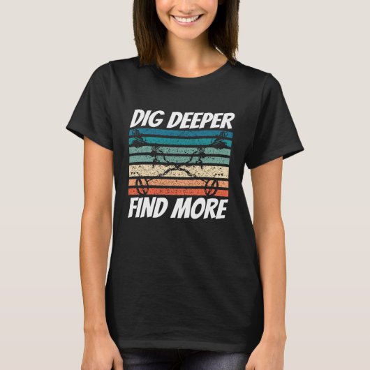 Dirt Fishing Dig Deeper Find more Metal Detecting Tシャツ (正面)