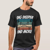 Dirt Fishing Dig Deeper Find more Metal Detecting Tシャツ (正面)