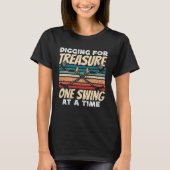 Dirt Fishing Digging for treasure Metal Detecting Tシャツ (正面)