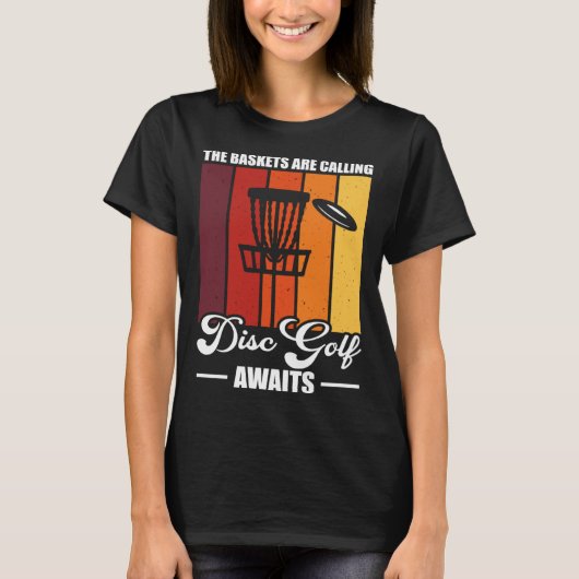 Disc Golf Awaits Golfing Player Lover Golfer Sport Tシャツ (正面)
