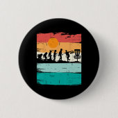 Disc Golf Evolution - Disc Golf Player Flying Disc 缶バッジ (正面)