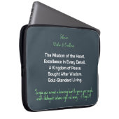 Discerning Heart Excellence Laptop Sleeve ラップトップスリーブ (正面右)