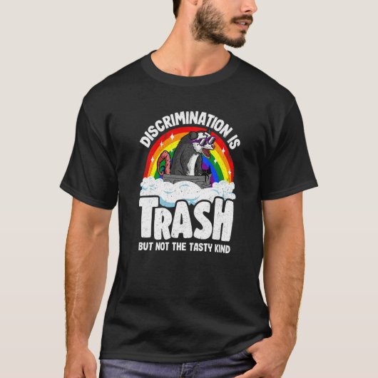 Discrimination Is Trash Opossum Rainbow Flag Gay P Tシャツ (正面)