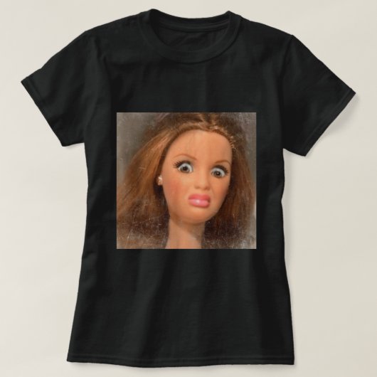 Disgusted Doll Face Funny Meme Tシャツ (デザイン正面)