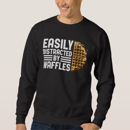 Distracted by Waffles Ironic Saying Waffle Fan スウェットシャツ (正面)