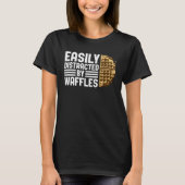 Distracted by Waffles Ironic Saying Waffle Fan Tシャツ (正面)