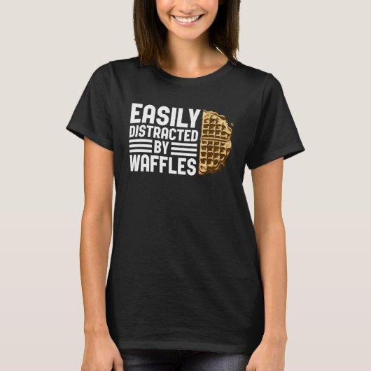 Distracted by Waffles Ironic Saying Waffle Fan Tシャツ (正面)