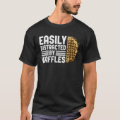 Distracted by Waffles Ironic Saying Waffle Fan Tシャツ (正面)
