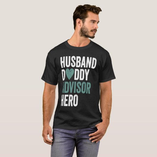 Distressed Advisor Husband Daddy Advisor Hero Tシャツ (正面フル)