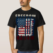Distressed American Flag Freedom Is Not Free Tシャツ (正面)