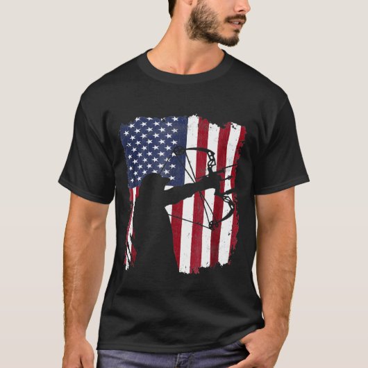 Distressed Compound Bow Archer American Flag Tシャツ (正面)