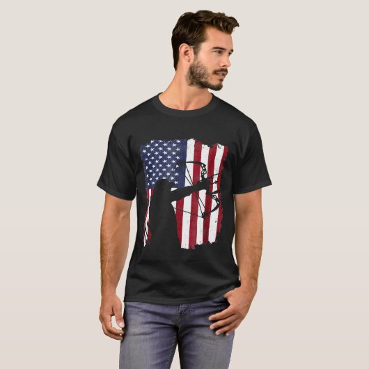 Distressed Compound Bow Archer American Flag Tシャツ (正面フル)